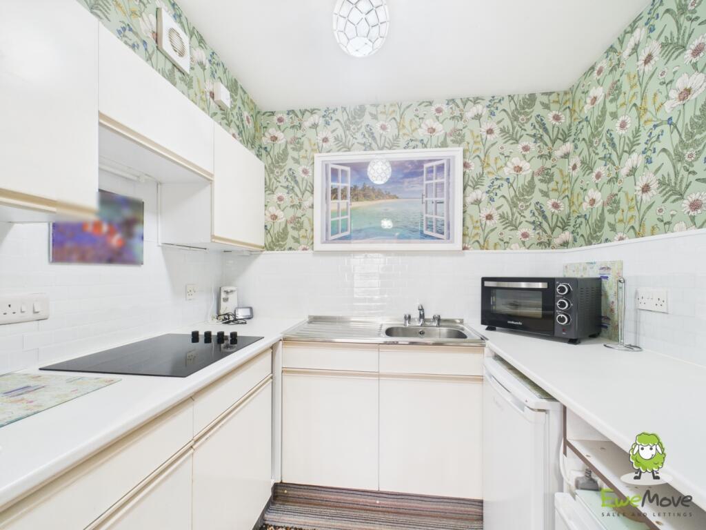 Oakfields, Lychpit, Basingstoke, Hampshire, RG24 photo 3