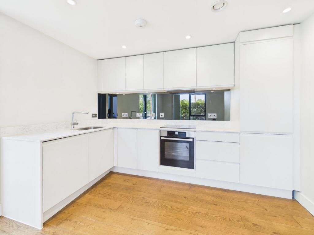 Apartment in Slough - View 5