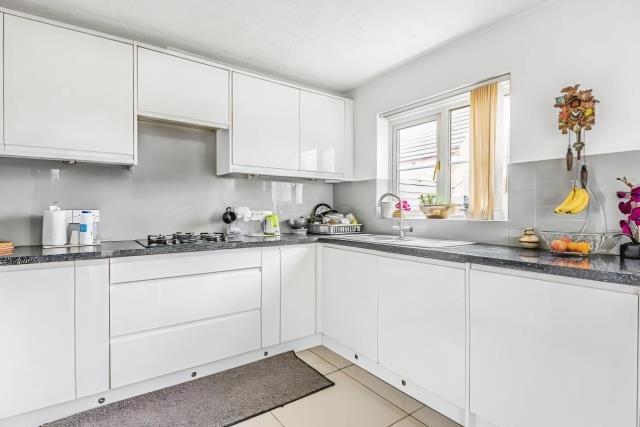 House in Wokingham, Emmbrook - View 2