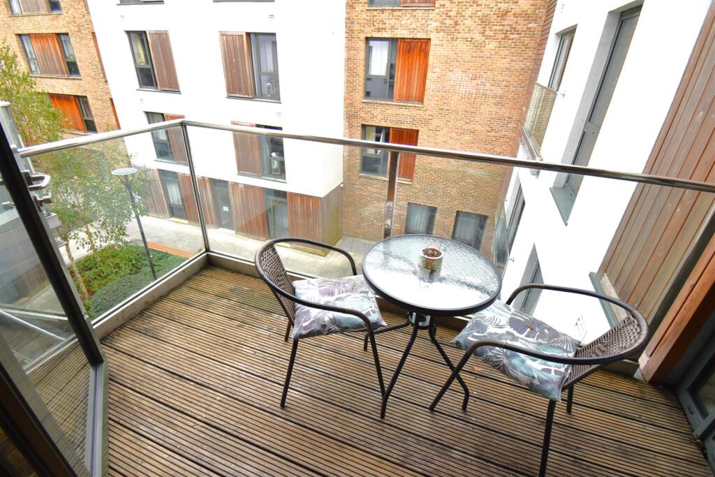 Anchorage Development, Bristol Harbourside offered for sale with no onward chain. photo 4