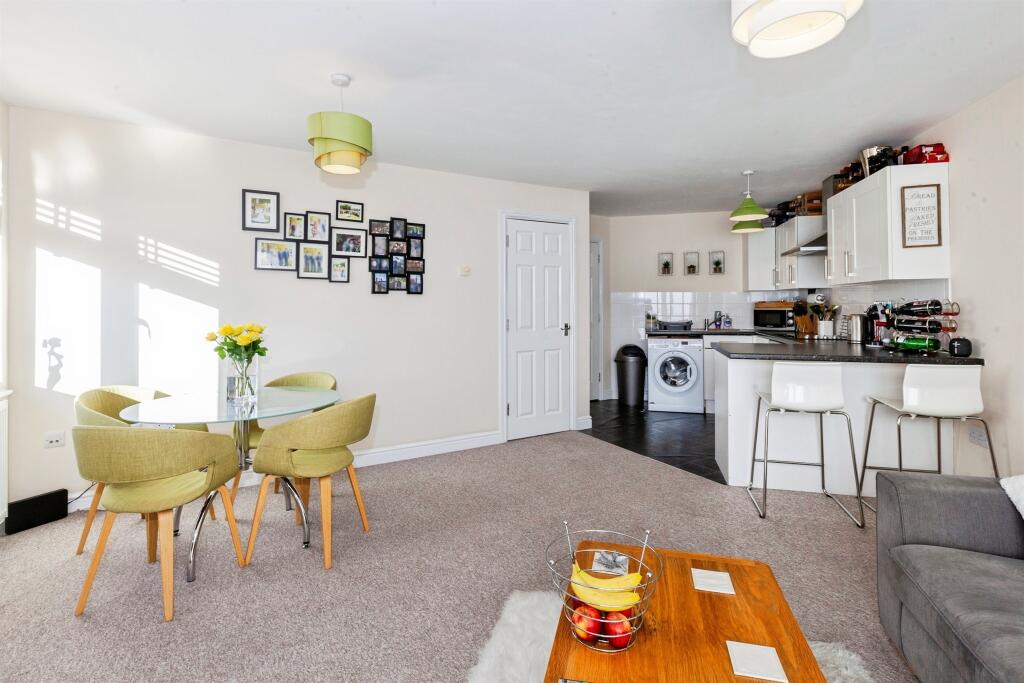 Elliman Avenue, SLOUGH photo 4