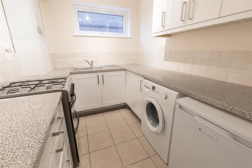 Apartment in Windsor, Dedworth - View 2