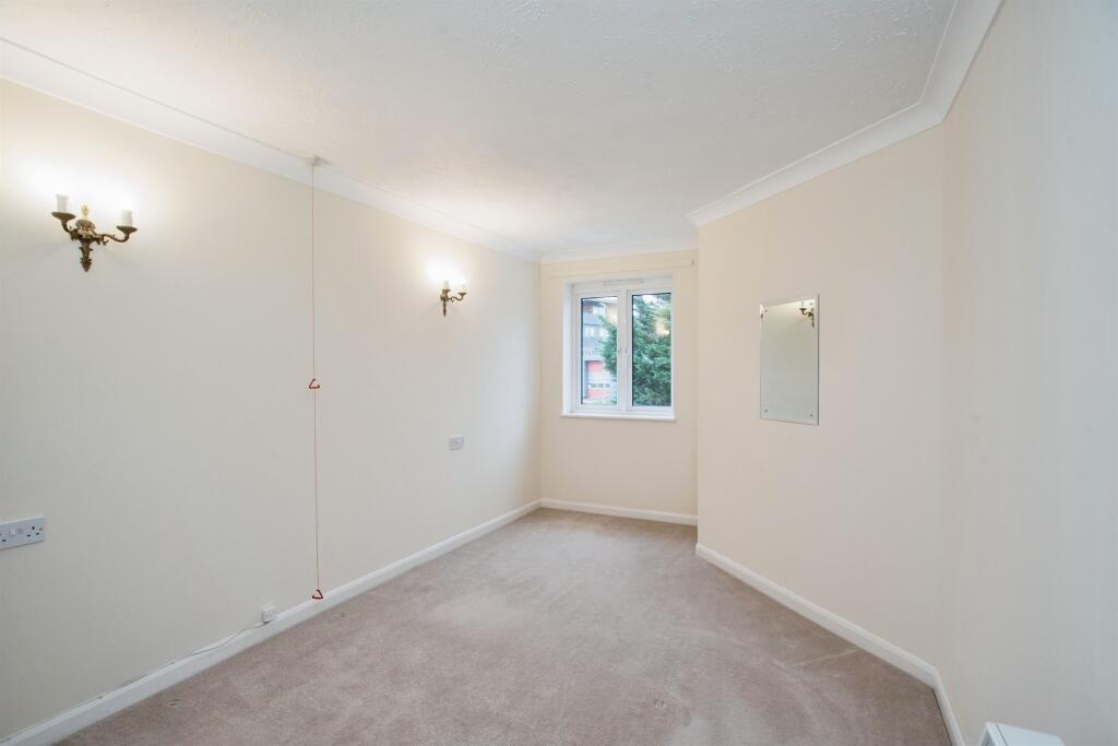 Apartment in Watford, Hertfordshire - View 5