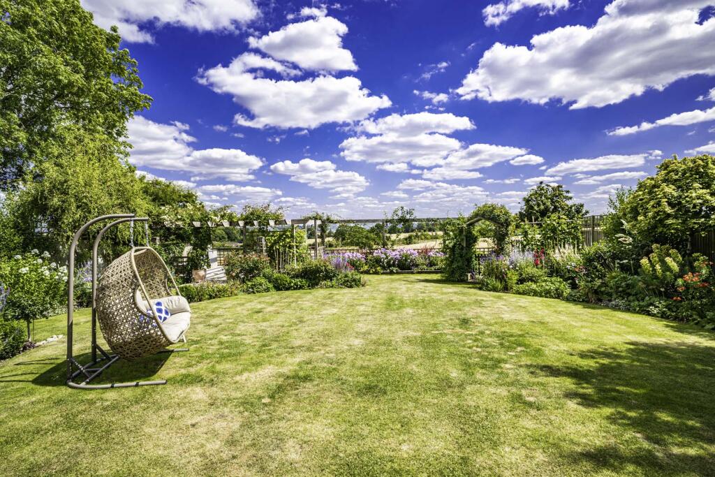 House in Upper Basildon, Basildon - View 2
