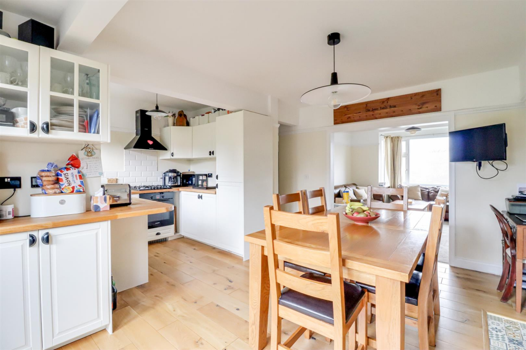 Arterial Road/A127, Leigh-On-Sea photo 2