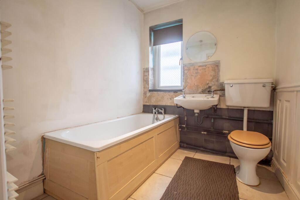 Apartment in Guildford, Stoughton - View 2