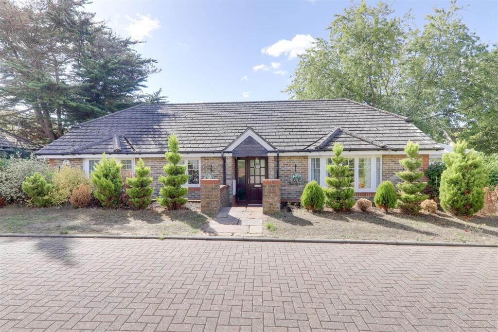 Roundwood, High Salvington, West Sussex, BN13 3GZ