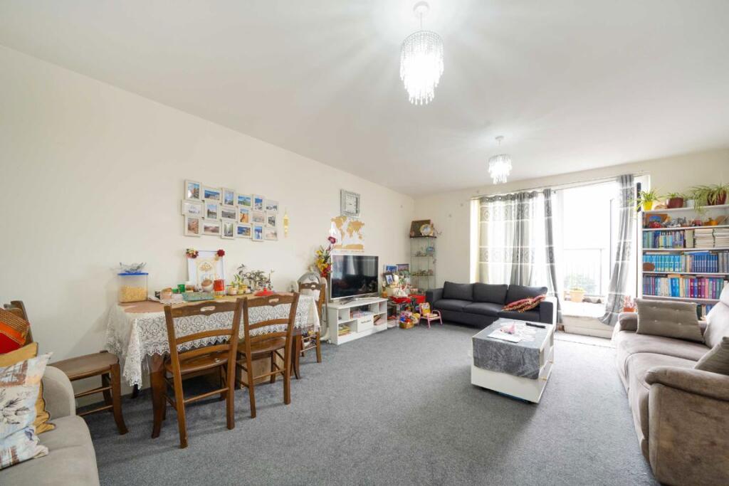 Apartment in Ilford - View 4