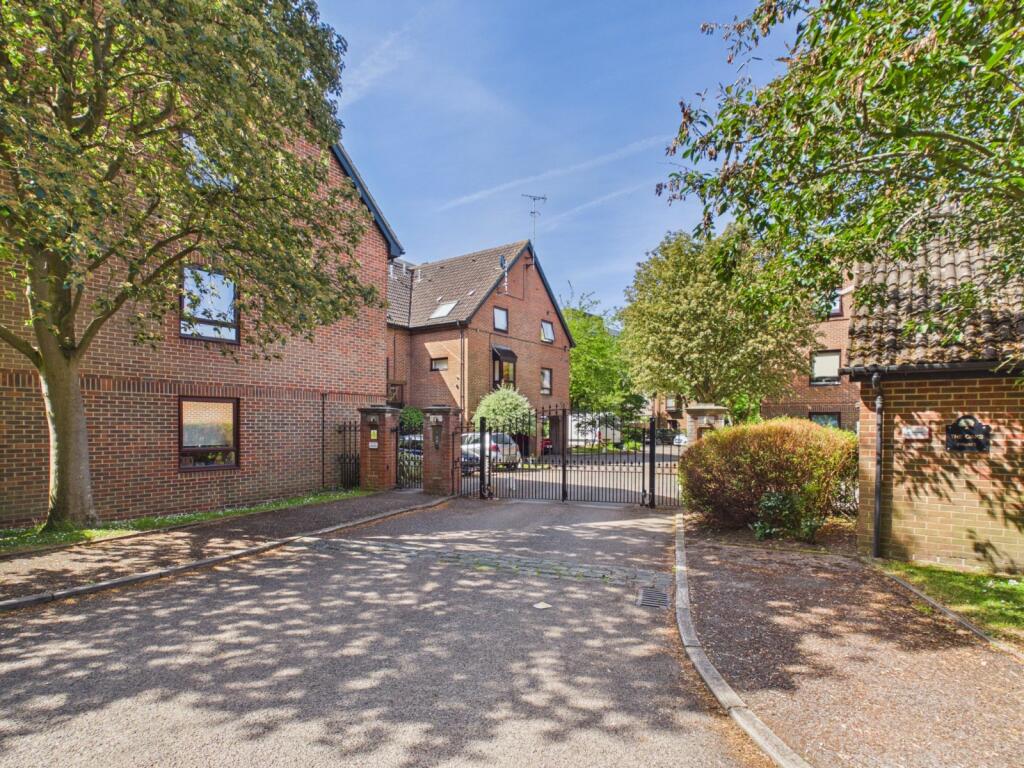 Studio flat on The Oaks, Moormede Crescent, Staines-upon-Thames, Surrey, TW18, £150,000