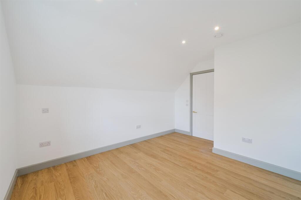 Apartment in Sutton - View 3