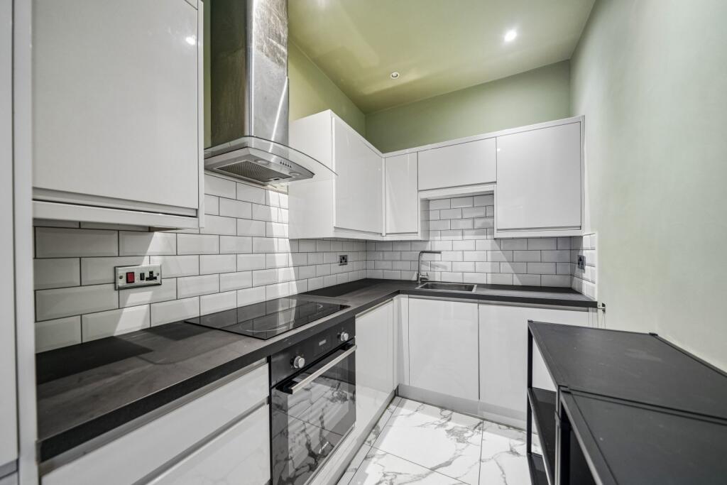 Apartment in Clarkston, Clarkston High Street, Stamperland - View 3