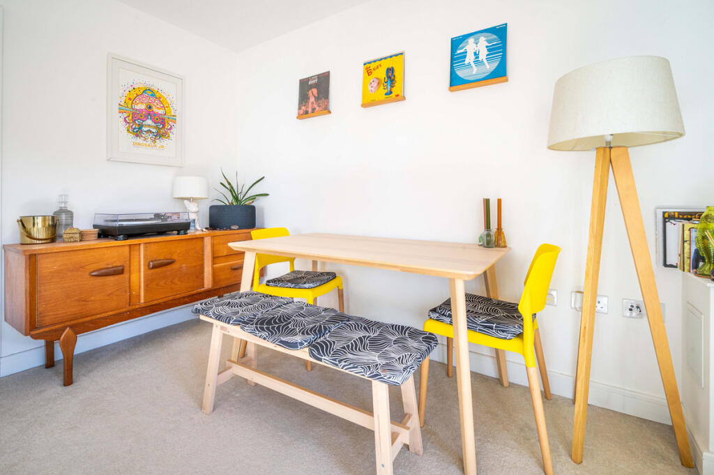 Apartment in Hart, Crookham Park - View 5