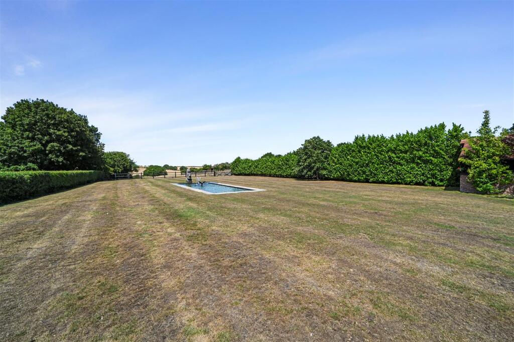 Harwich Road, Great Oakley photo 5