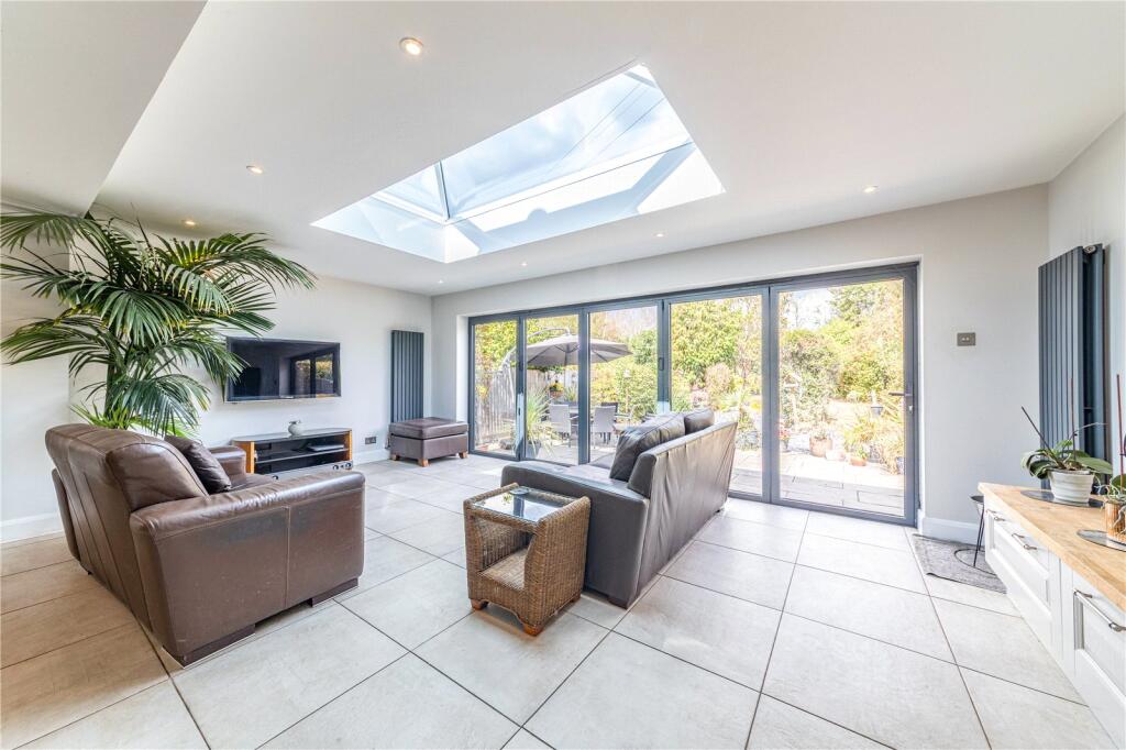 House in Kingston upon Thames - More