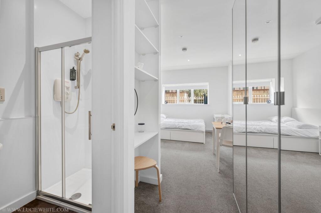 Apartment in Kingston upon Thames - View 3