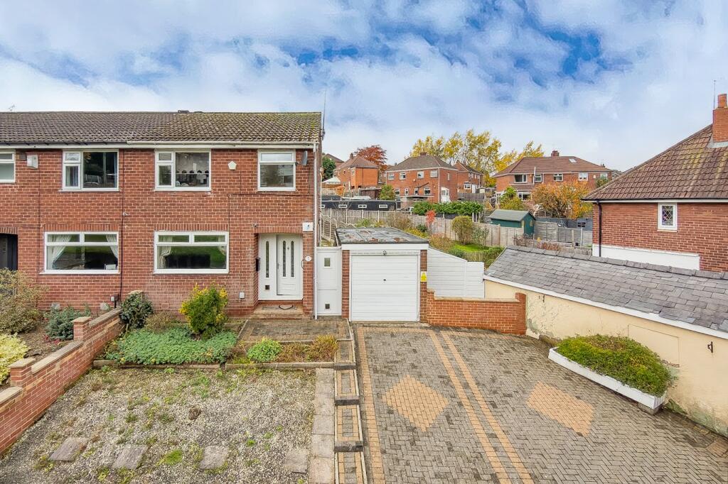 3 bedroom semi-detached house for sale in Springbank Avenue, Leeds, LS27