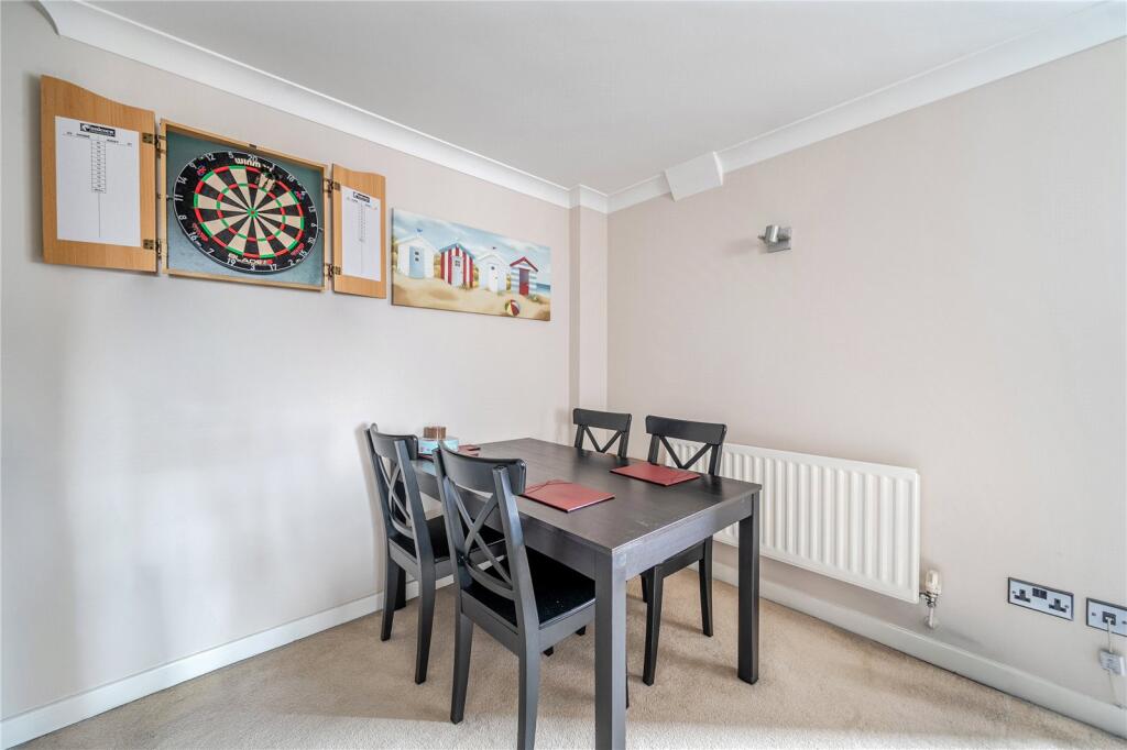 Apartment in Walton-on-Thames, Surrey - More