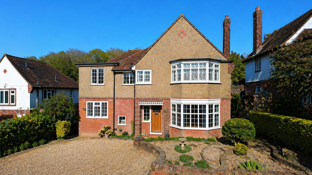 Main image of property: Green Curve, Banstead