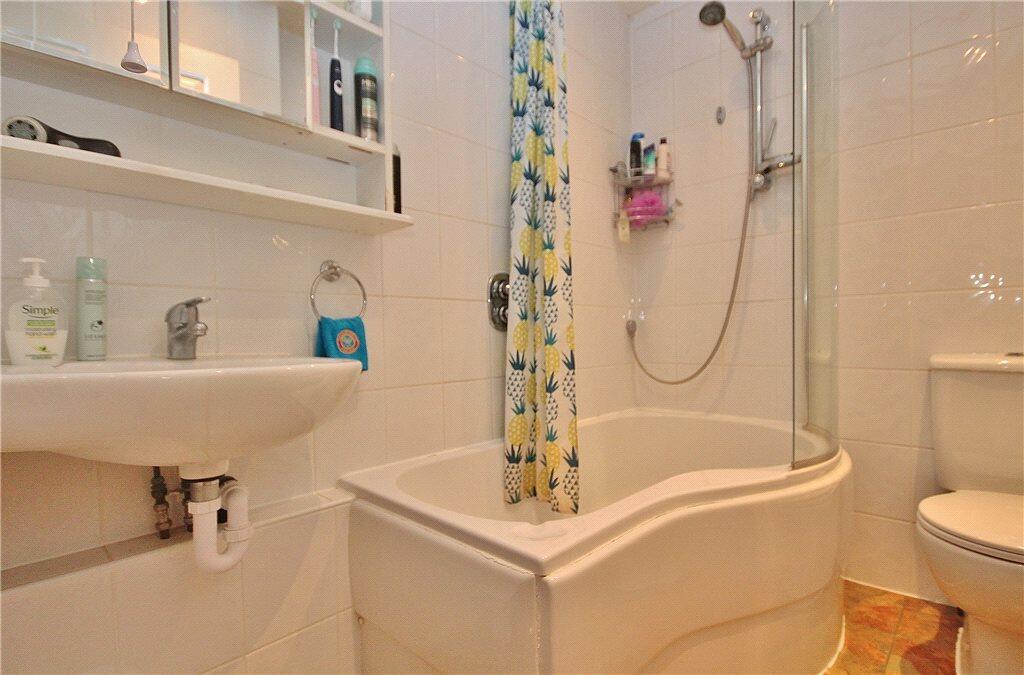 Apartment in Spelthorne, Surrey - More