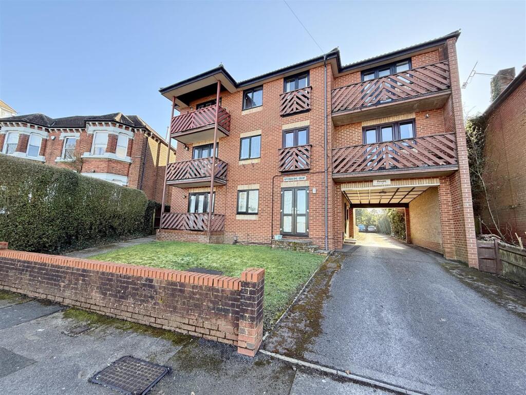 Main image of property: 62 Whitworth Crescent, Southampton