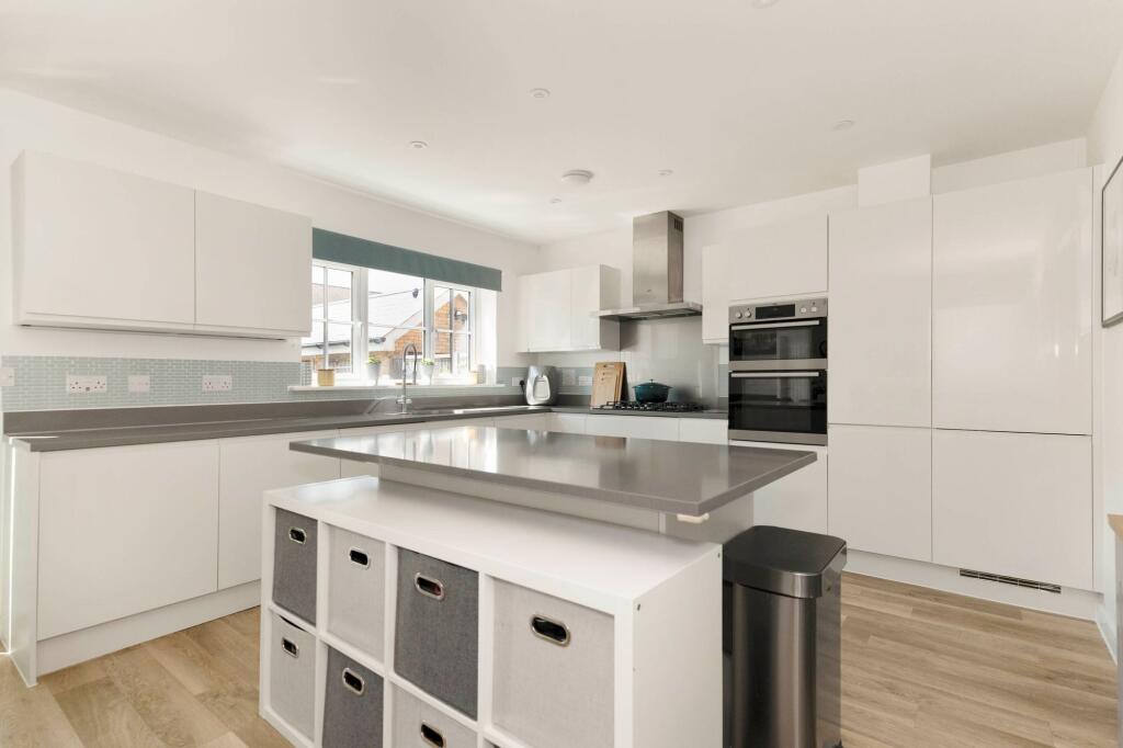 House in Horsham, Solomon's Seal Development, Broadbridge Heath - View 3