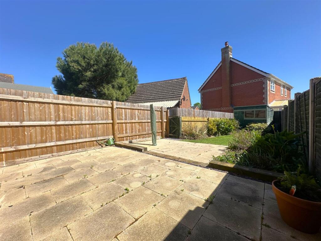 Holmes Close, Chippenham photo 2