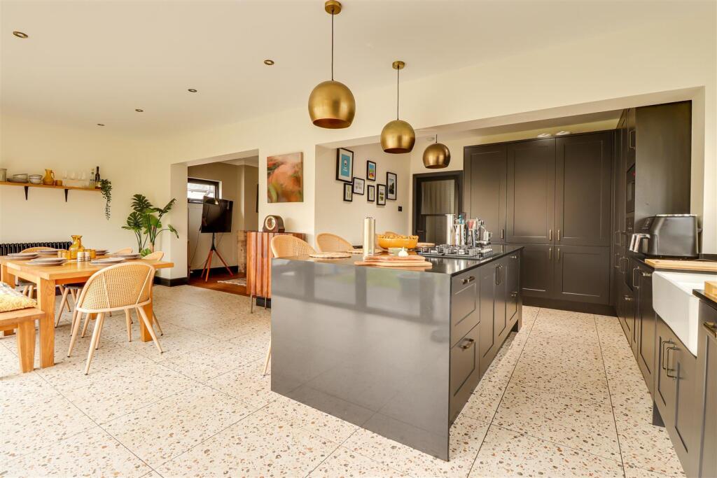 * RENOVATED THROUGHOUT * Tattersall Gardens, Leigh-on-Sea photo 3