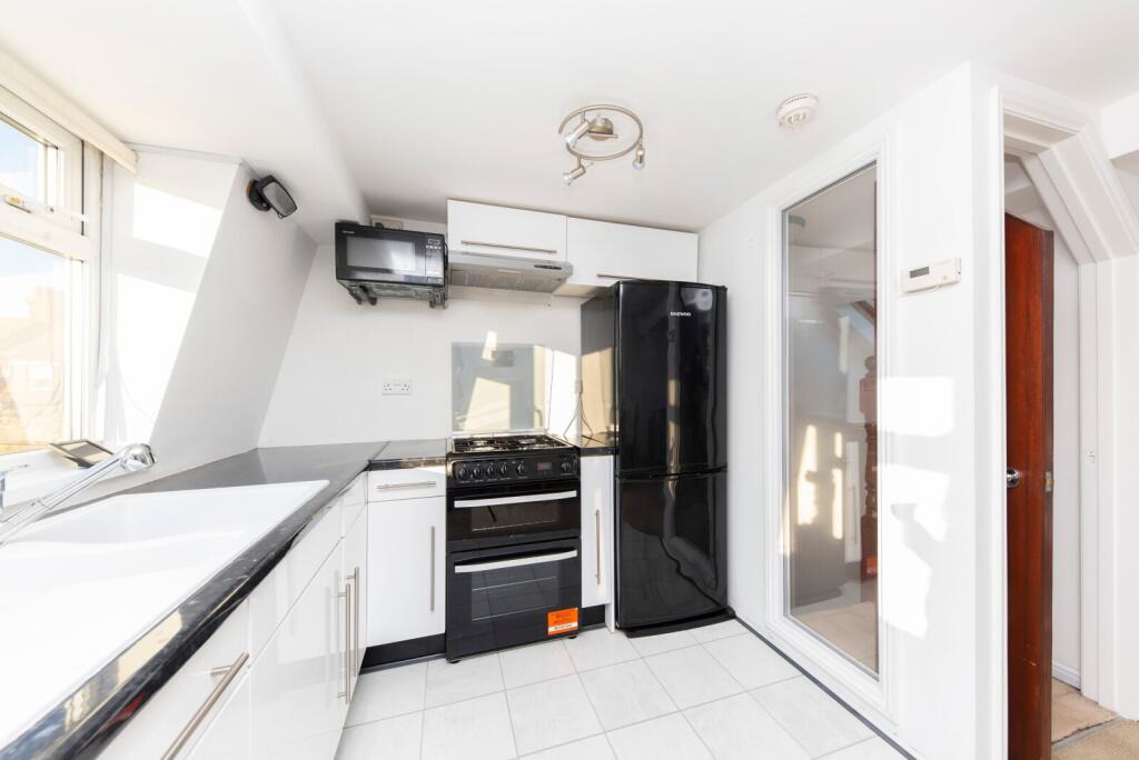 Vernon Avenue, Raynes Park, SW20 photo 2
