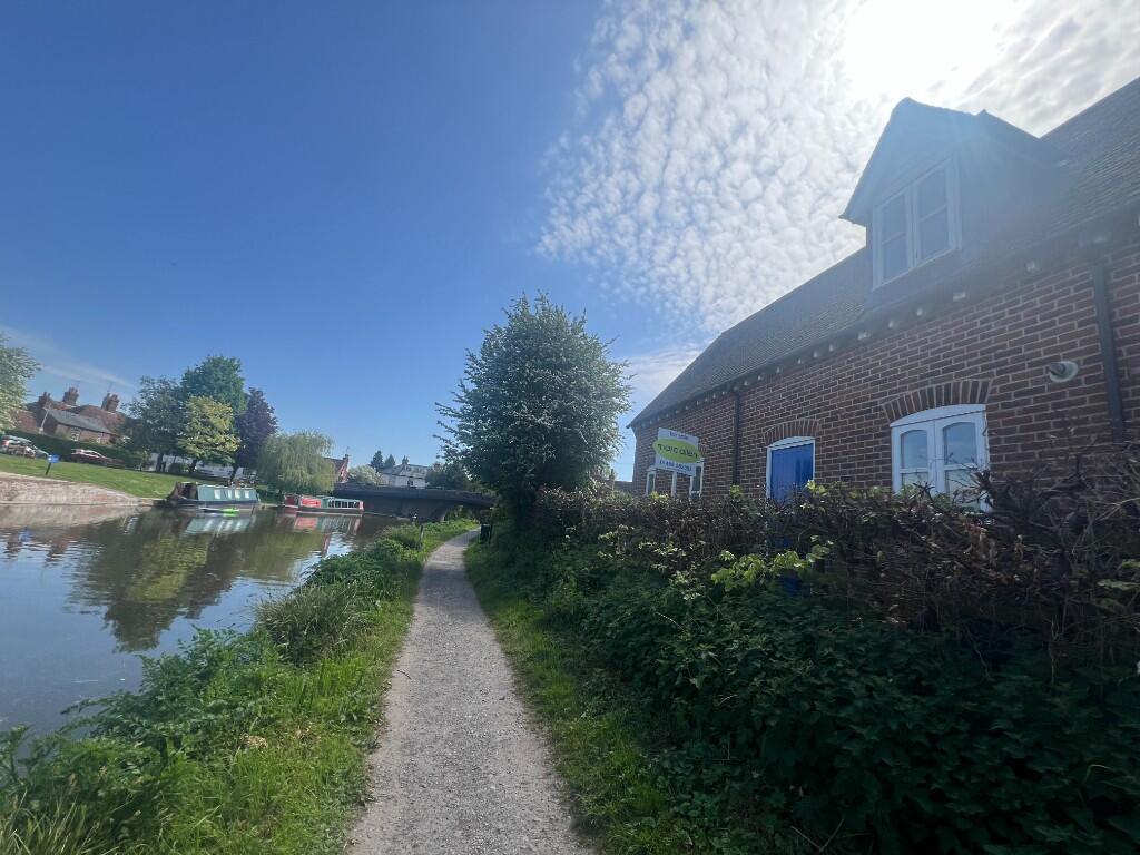 Canal Side, High Street, Hungerford, Berkshire, RG17 0DW - View 2