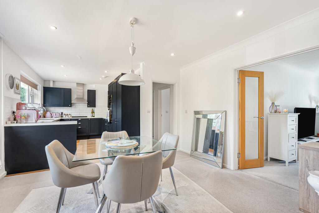 Apartment in Elmbridge, Clarendon Park - View 3