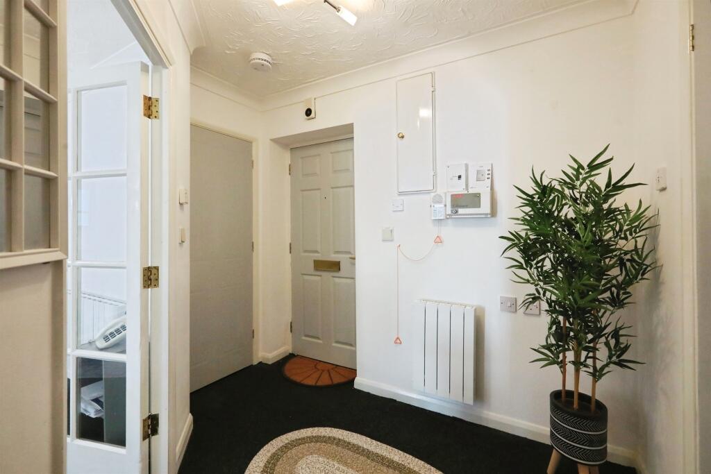 Swan Court, Stratford-Upon-Avon photo 2