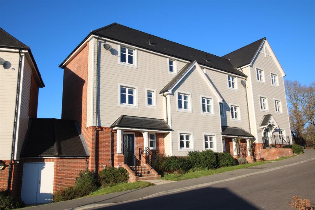 3-bed semi-detached on Consort Drive, Leatherhead/cobham, KT22, £649,950