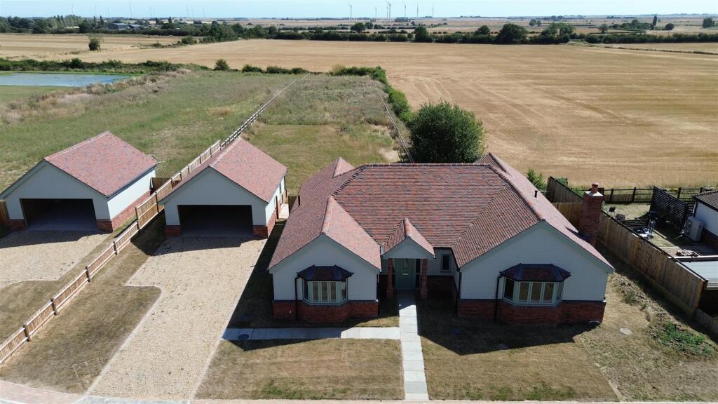 3-bed detached on Orchard Close, Stoney Hills, Burnham-On-Crouch, £850,000