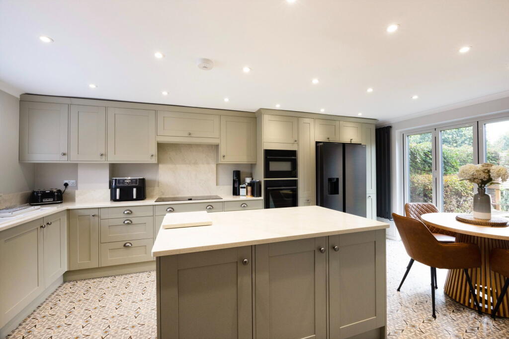 King Arthur Close,Cheltenham,GL53 7EX photo 4