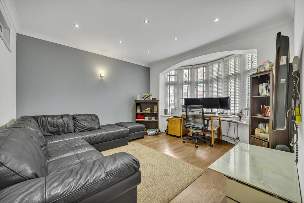 Broadhurst Avenue, Seven Kings, IG3 photo 4