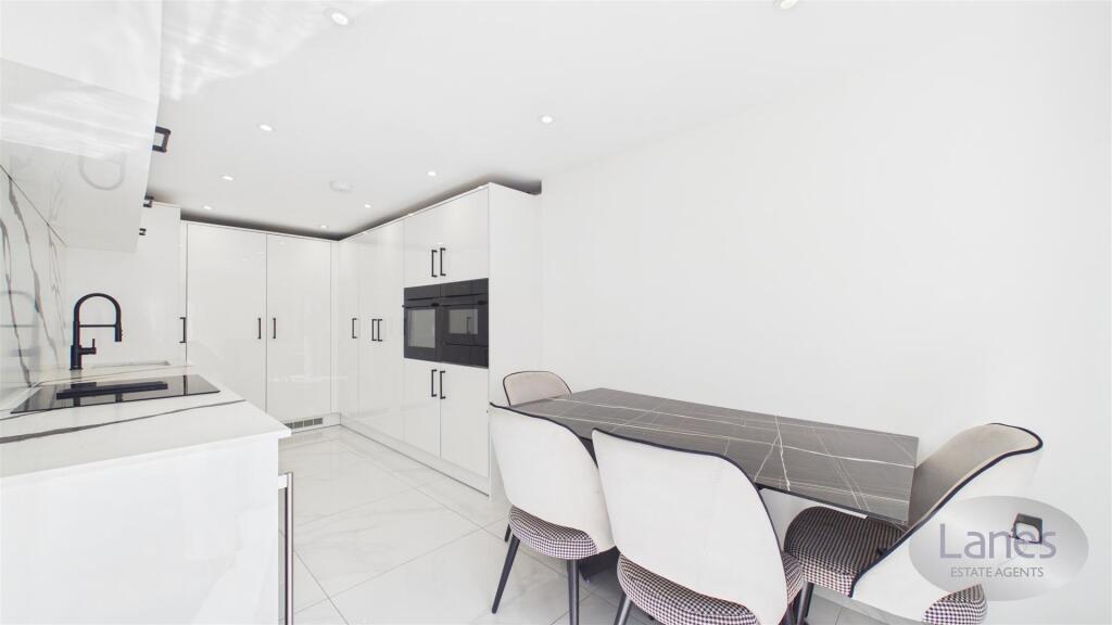 House in Broxbourne, Goffs Oak - View 4