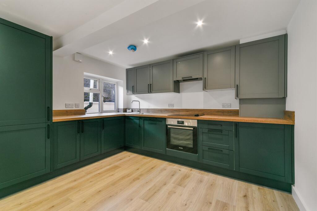2-bed flat on Kingswood Way, South Croydon, £375,000
