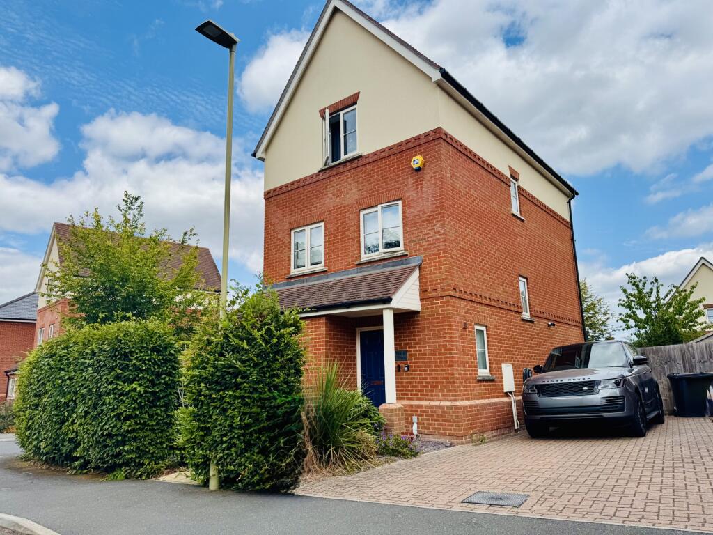 Dunnett Close, Hartley Wintney photo 2