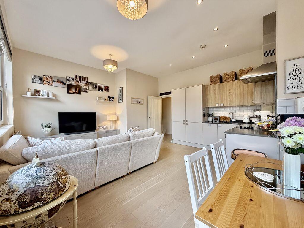 2-bed flat on Bourne End - Ground Floor Apartment, £315,000