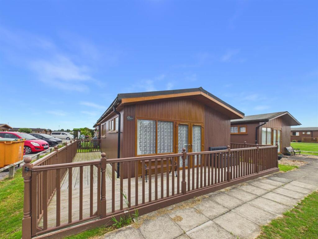 2-bed caravan on Mablethorpe Chalet Park, Links Avenue, Mablethorpe, £60,000