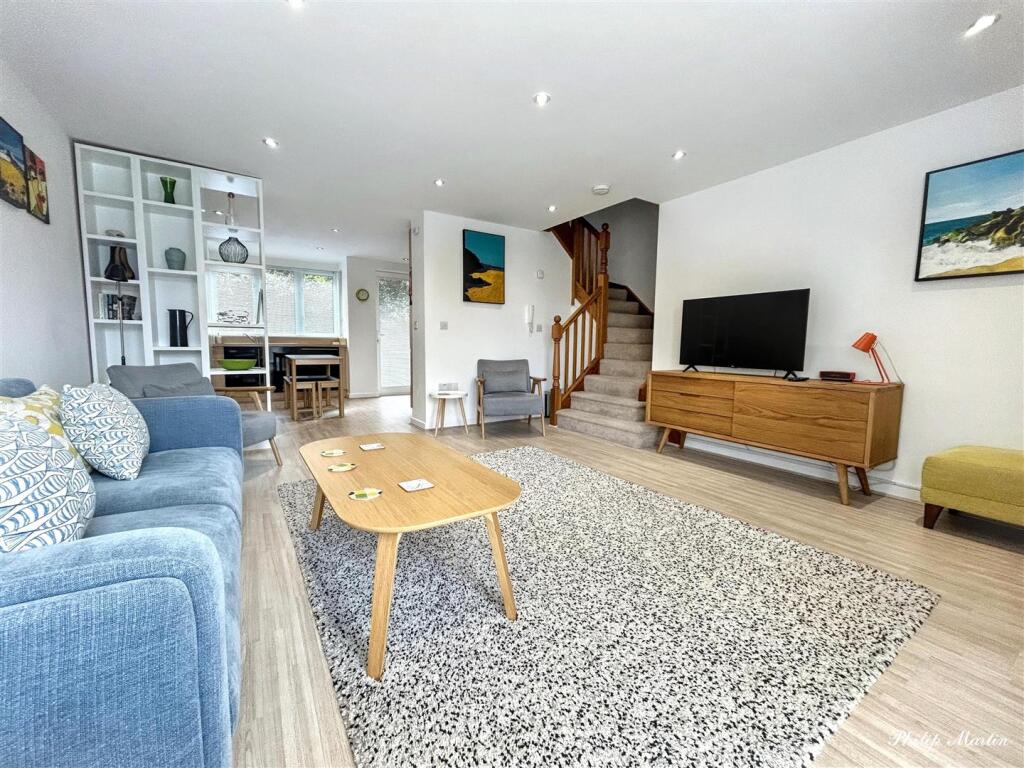 2-bed flat on 10, Boscawen Woods, Truro, £275,000