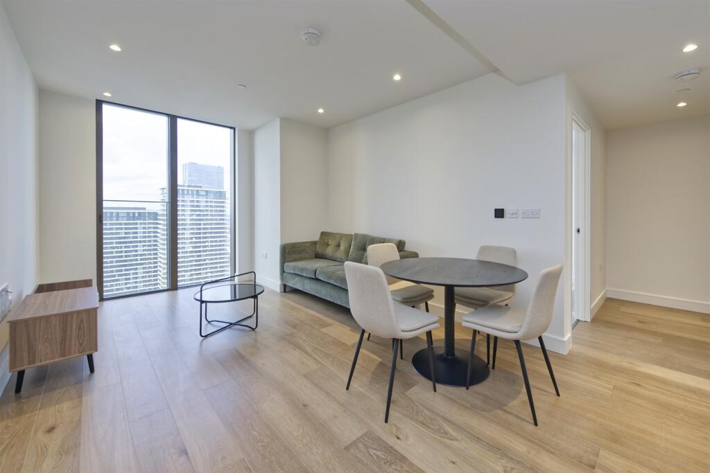 Main image of property: Harcourt Tower, South Quay Plaza E14