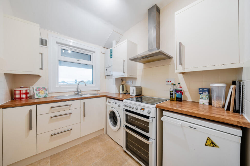 Apartment in London, Cottenham Park, Raynes Park - View 3
