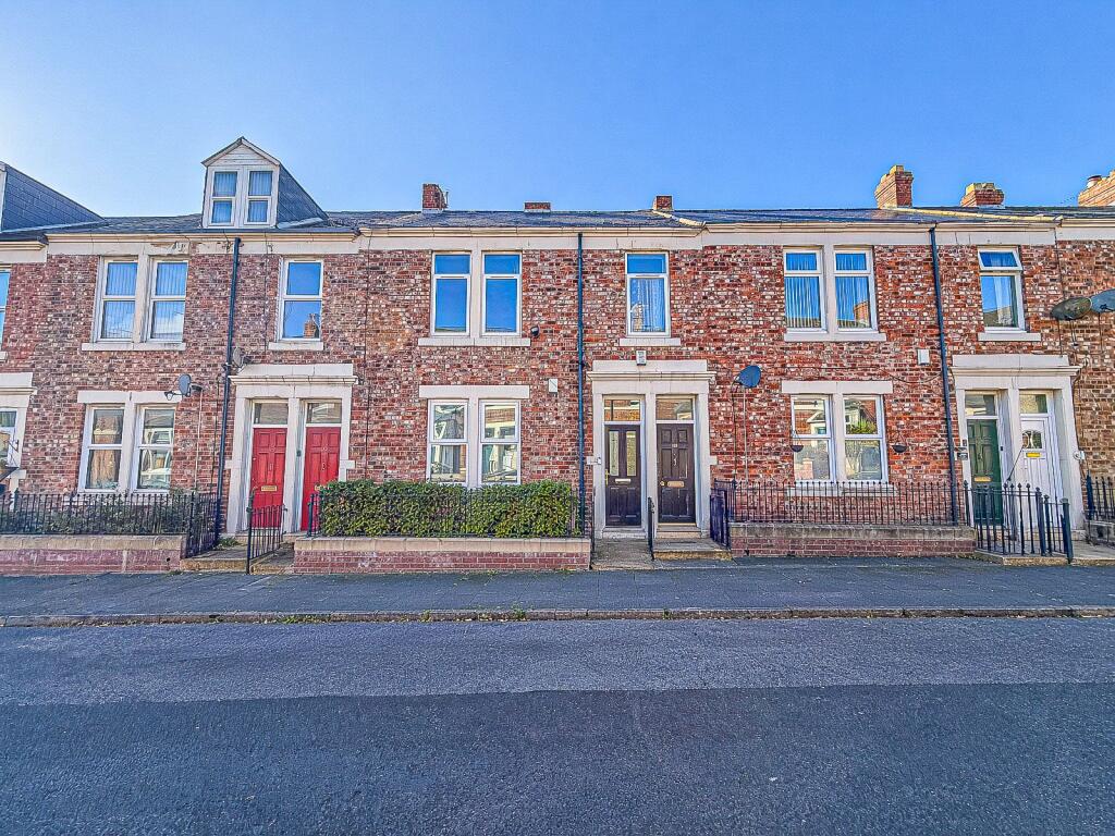 3-bed flat on Windsor Avenue, Bensham, Gateshead, £125,000