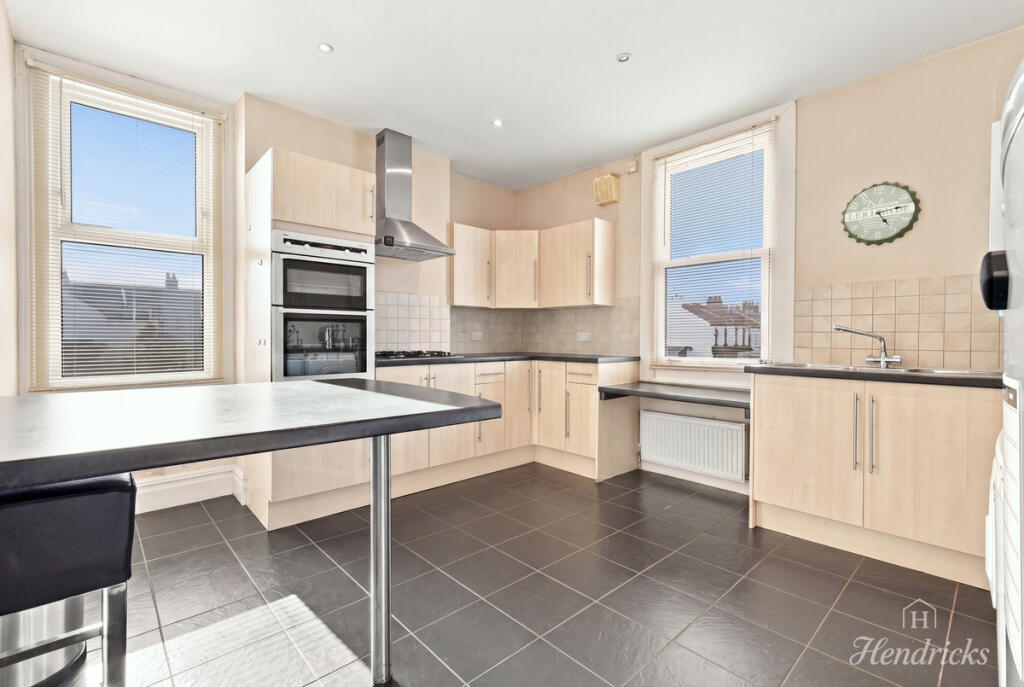 Apartment in Southend-on-Sea - View 4