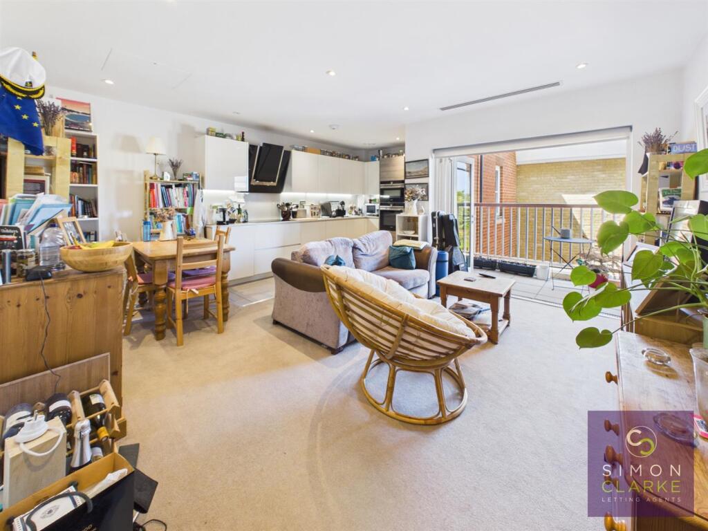Main image of property: High Road, North finchley, N12