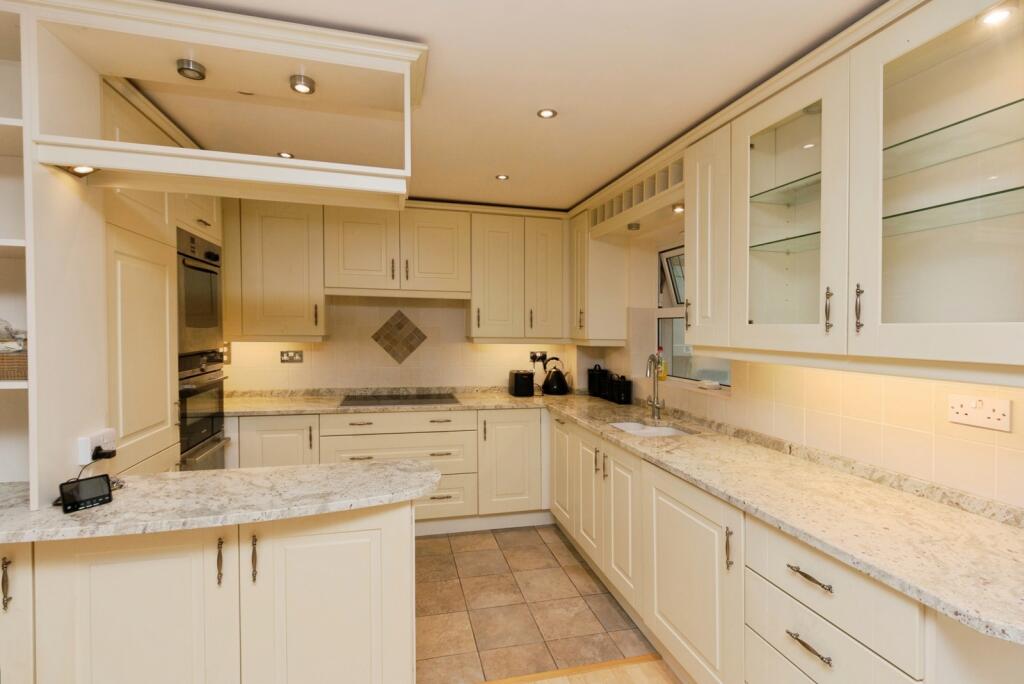 Apartment in Surrey Heath, Surrey - View 4