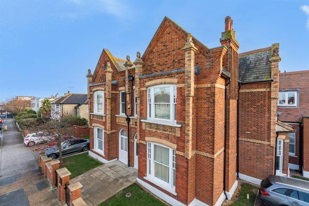 2-bed flat on Graystone Road, Tankerton, Whitstable, £425,000