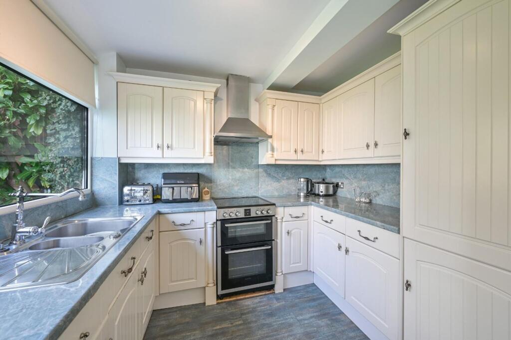 House in Reigate and Banstead, Tadworth - View 5