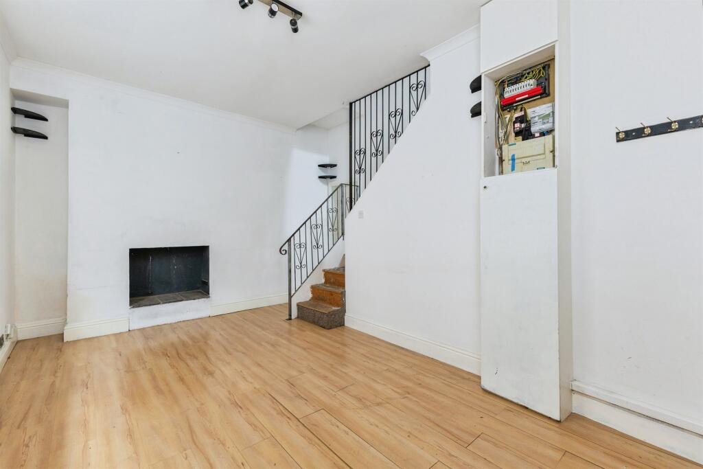 Apartment in Torquay - More